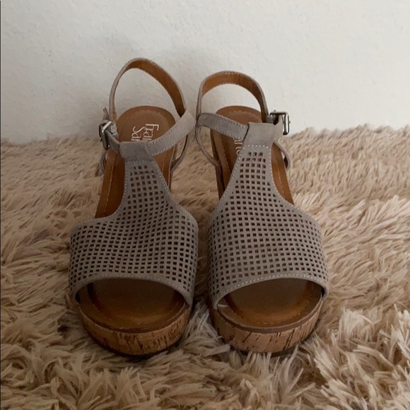 Auth Franco Sarto Clinton 2 Wedge Sandal, Taupe - Picture 3 of 8